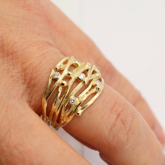 gouden_ring_yukon_met_6_diamantjes_in_een_organisch_lijnenspel_aan_de_vinger