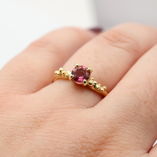 gouden_solitaire_handgemaakte_ring_met_toermalijn