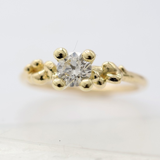 gouden_solitaire_ring_shivia_handgemaakt_met_organische_bolletjes_en_diamant