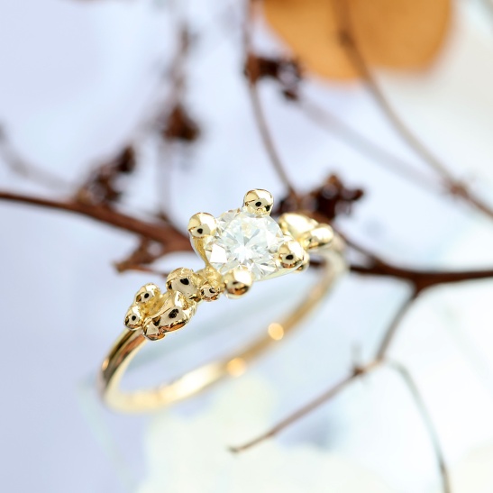 gouden_solitaire_ring_shivia_in_organische_stijl_met_bolletjes_en_lab_grown_diamant