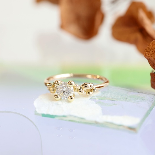 gouden_solitaire_ring_shivia_met_lab_grown_diamant_in_organisch_design_met_bolletjes_rond_lab_grown_diamant