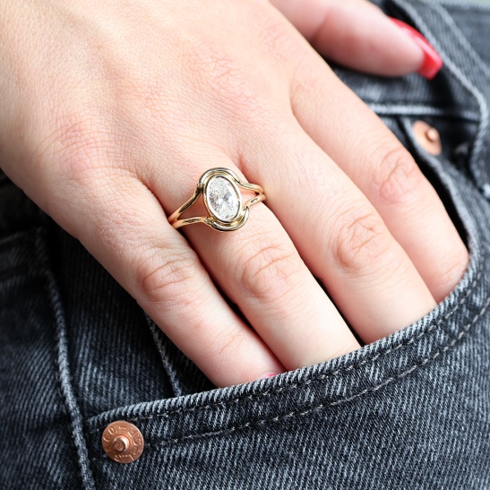 gouden ring grace met diamant sfeerfoto-grown_diamant_ovaal_collectie_beloved_goudsmid_tessa_reijmers