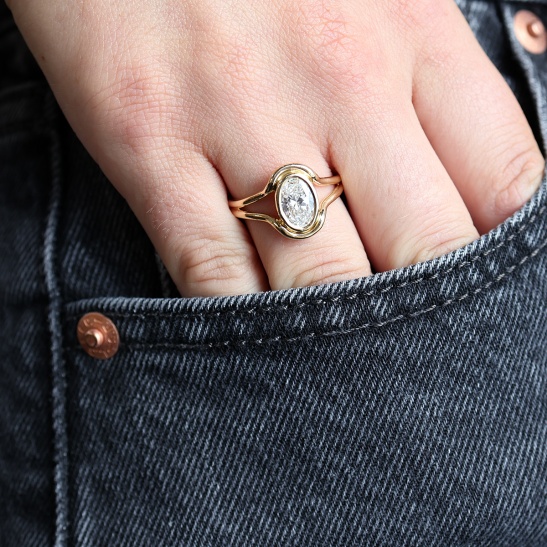gouden ring grace met diamant sfeerfoto-grown_diamant_ovaal_collectie_beloved_van_goudsmid_tessa_reijmers