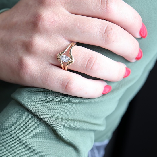gouden ring adore met diamant sfeerfoto-grown_diamanten_handgemaakt_van_goudsmid_tessa_reijmers_542160833-grown_diamant_collectie_beloved_goudsmid_tessa_reijmers_2109956499