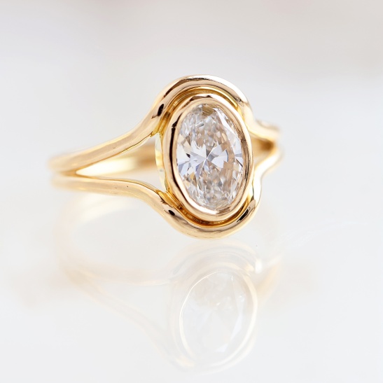 gouden ring grace met diamant sfeerfoto