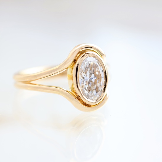 gouden ring grace met diamant sfeerfoto