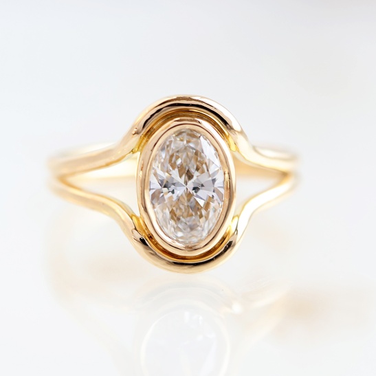 gouden ring grace met diamant sfeerfoto