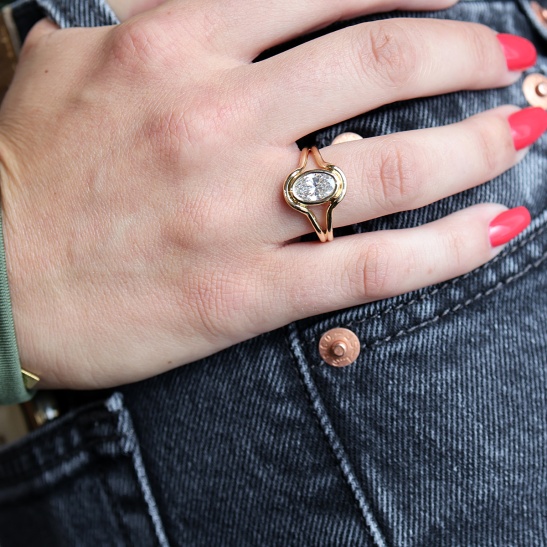 gouden ring grace met diamant sfeerfoto