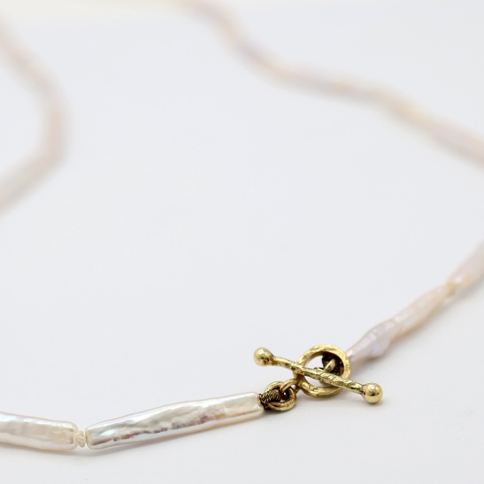 gouden hanger jusa met zoetwaterparels sfeerfoto
