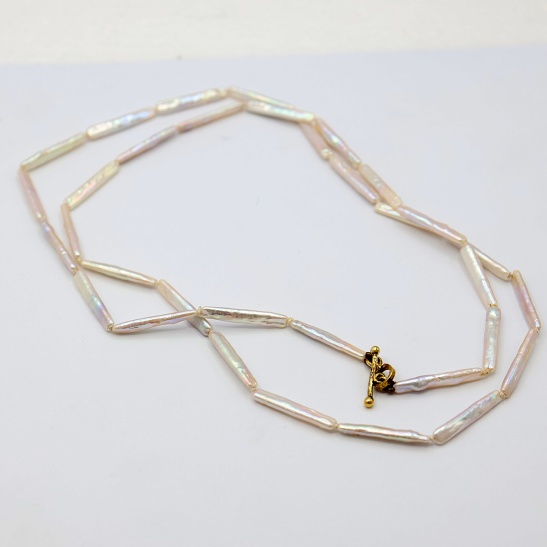 gouden hanger jusa met zoetwaterparels sfeerfoto