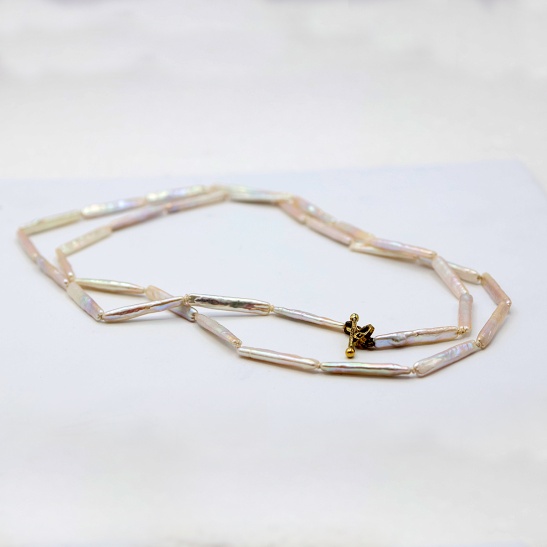 gouden hanger jusa met zoetwaterparels sfeerfoto