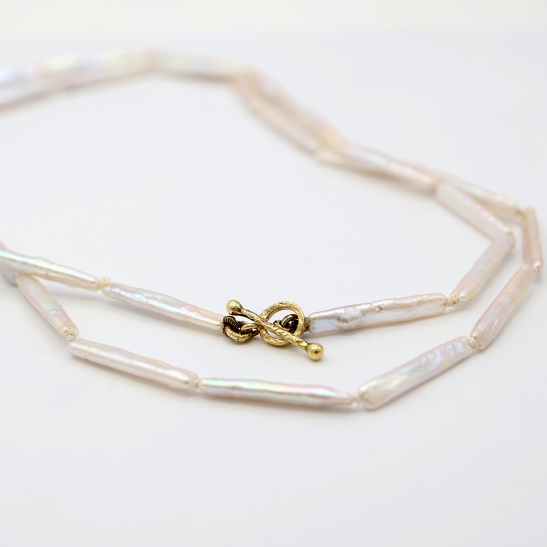 gouden hanger jusa met zoetwaterparels sfeerfoto