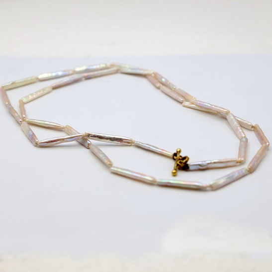 gouden hanger jusa met zoetwaterparels sfeerfoto