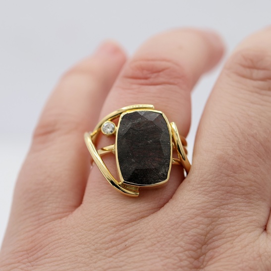 kathy_gouden_dames_zegelring_met_grote_zwarte_steen_en_diamant_zegelring_van_draad