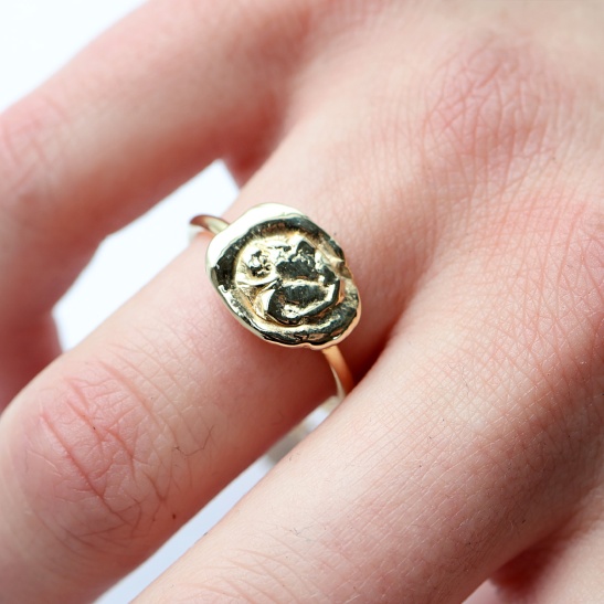knox_ring_met_grillig_plaatje_geelgouden_ring_voor_dames_luxe_ring_musthave_jewellery_gold