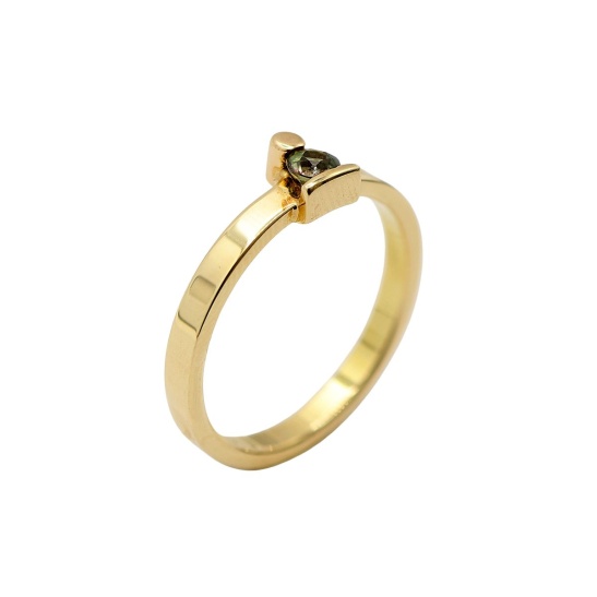 gouden ring korund strak met staaf- en rondelement sfeerfoto