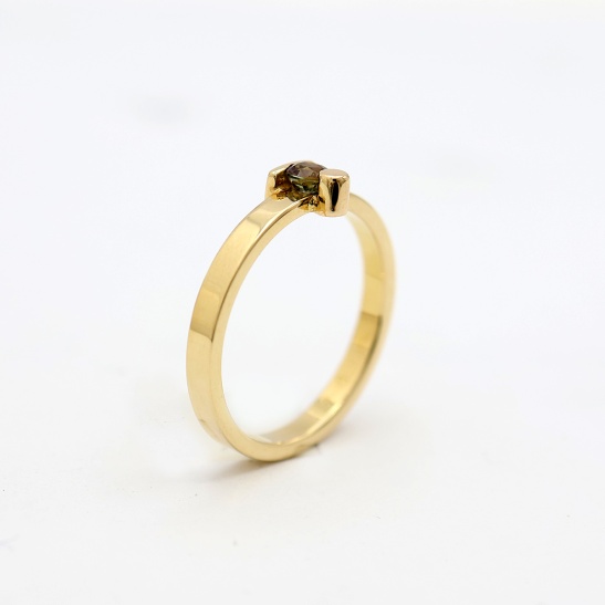 gouden ring korund strak met staaf- en rondelement sfeerfoto