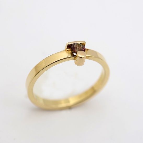 gouden ring korund strak met staaf- en rondelement sfeerfoto