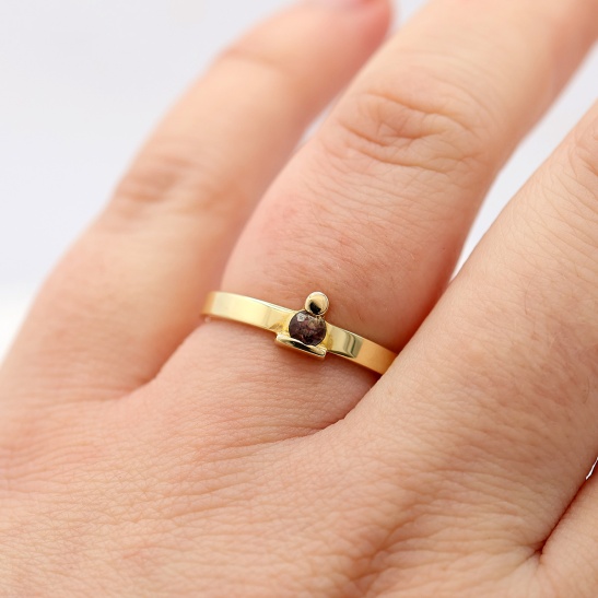 korund_gouden_ring_klassiek_met_steentje_tussen_staafje_en_rondje_handgemaakt