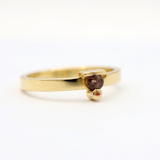 gouden ring korund strak met staaf- en rondelement sfeerfoto