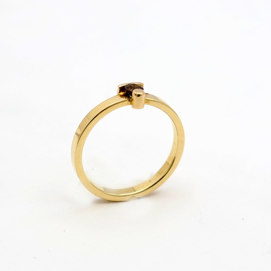 gouden ring korund strak met staaf- en rondelement sfeerfoto