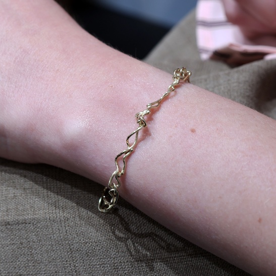 kriny_gouden_armband_gewikkeld_draad_luxe_dames_armband_geelgoud_handgemaakt_door_tessa_reijmers_in_arnhem_centrum