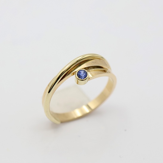 kusje_gouden_ring_collectie_houd_me_vast_met_blauwe_steen
