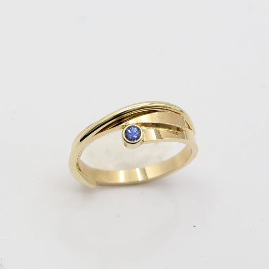 kusje_ring_goud_strakke_dames_ring_met_blauwe_steen_in_gouden_ring_gemaakt_door_tessa_reijmers_in_arnhem_gelderland_nederland