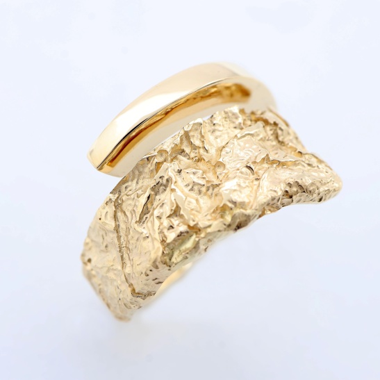 gouden ring lahar met organische structuur sfeerfoto