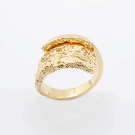 gouden ring lahar met organische structuur sfeerfoto