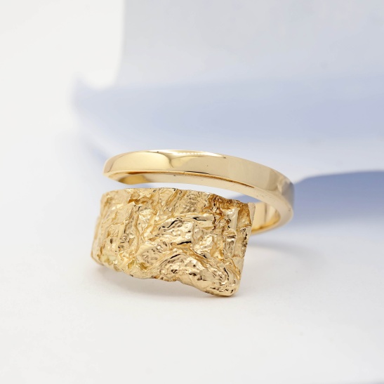 gouden ring lahar met organische structuur sfeerfoto