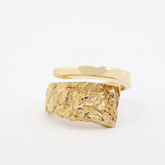 gouden ring lahar met organische structuur sfeerfoto