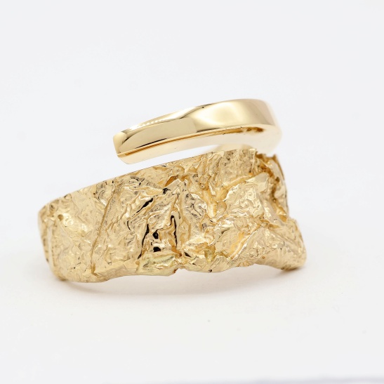 gouden ring lahar met organische structuur sfeerfoto