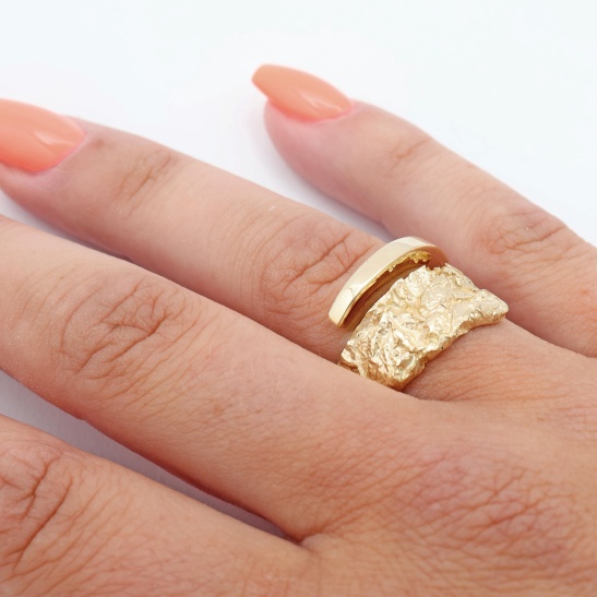 gouden ring lahar met organische structuur sfeerfoto