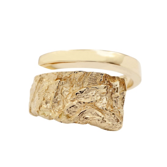 gouden ring lahar met organische structuur sfeerfoto