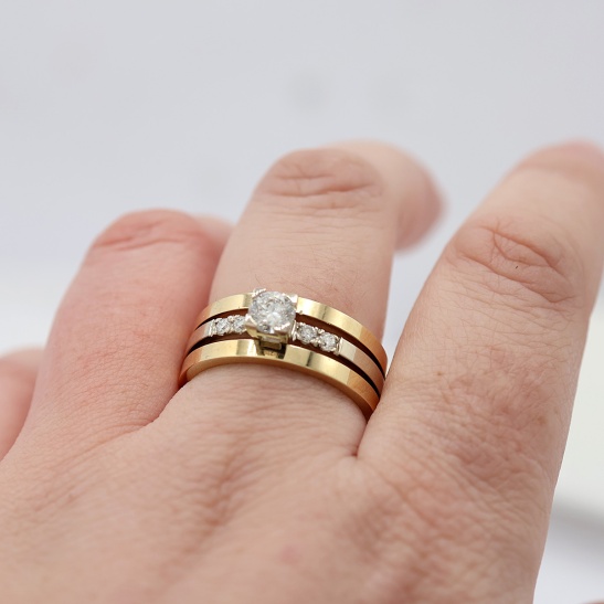 lamour_strakke_ring_dames_gladde_banden_veel_diamanten_in_gouden_ring_wit_met_geelgoud_brede_verlovingsring_verlovingsring_met_veel_diamanten