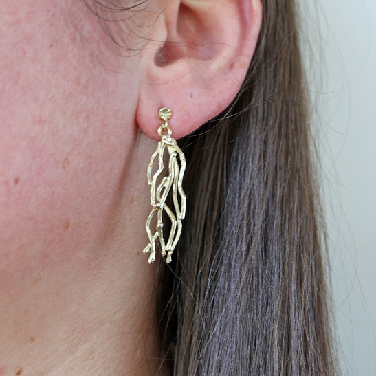 lange_gouden_14k_organische_oorbellen_in_natuurlijke_look_geinspireerd_op_stromend_water_van_veluwse_beekjes__handgemaakt_door_goudsmid_tessa_reijmers_in_eigen_atelier_arnhem