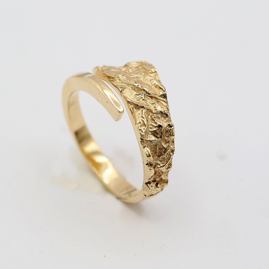 gouden ring laze in organische stijl sfeerfoto