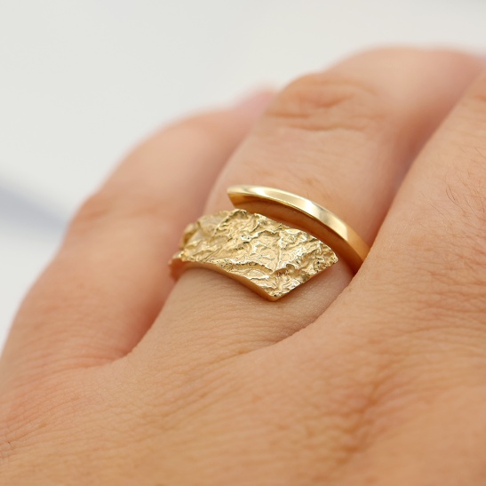 gouden ring laze in organische stijl sfeerfoto