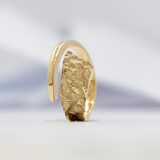 gouden ring laze in organische stijl sfeerfoto