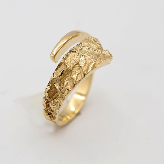 gouden ring laze in organische stijl sfeerfoto