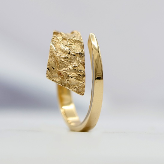 gouden ring laze in organische stijl sfeerfoto