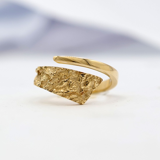 gouden ring laze in organische stijl sfeerfoto