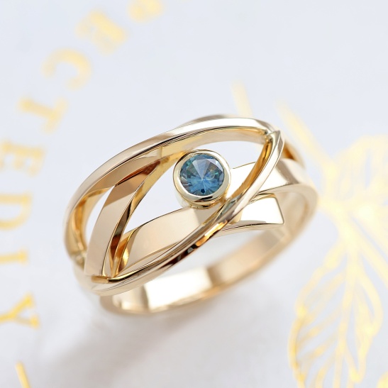 liefde_gouden_ring_uit_hou_me_vast_collectie_zeegroene_saffier_goudsmid_tessa_reijmers