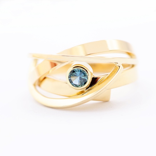 liefde_ring_goud_hou_me_vast_collectie_zeegroene_saffier_goudsmid_tessa_reijmers