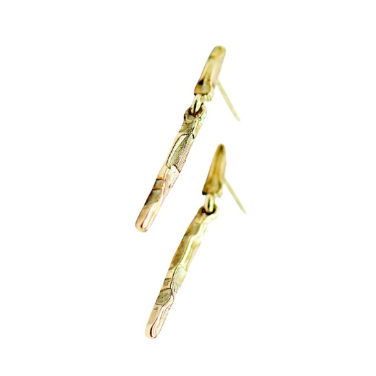 gouden oorbellen lilius goud met speelse hanger sfeerfoto