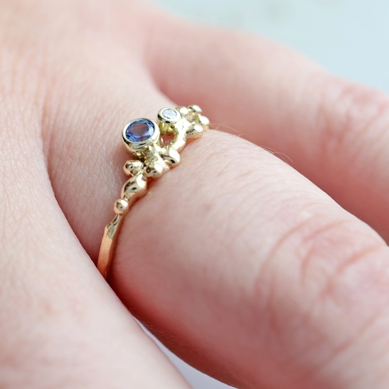 liva_gouden_ring_met_diamant_en_blauwe_saffier_collectie_bien_om_vinger
