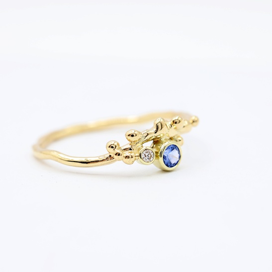 liva_gouden_ring_met_saffier_en_diamant_collectie_bien_van_goudsmid_tessa_reijmers