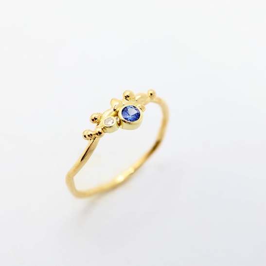 liva_gouden_ring_met_saffier_en_lab-grown_diamant_collectie_bien_van_goudsmid_tessa_reijmers