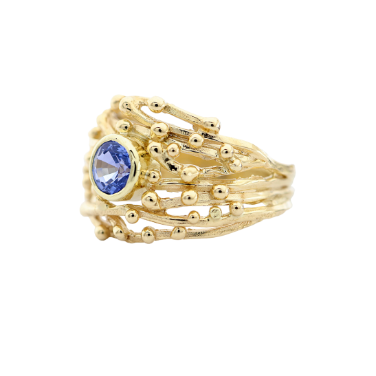 luxe_gouden_ring_statementring_met_bolletjes_korenbloemblauwe_saffier_grote_steen_brede_ring_juweel_handgemaakt_uniek_design_goudsmid_tessa_reijmers_arnhem_centrum_-_bewerkt